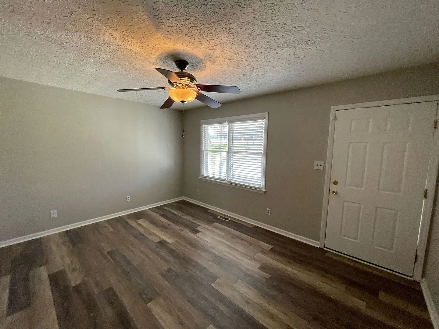 3 bedroom 1 bathroom house available. Pet friendly! — Photo 2