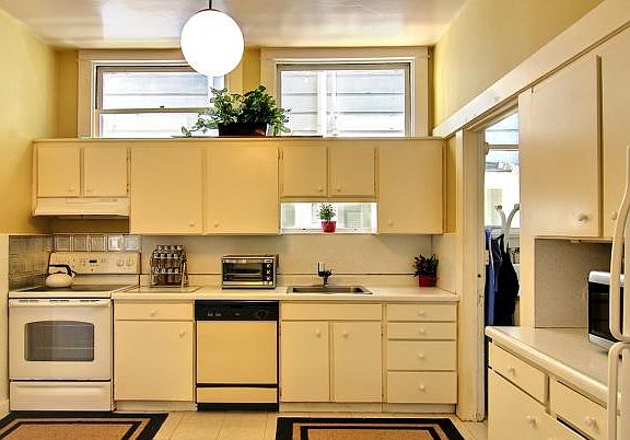 Kitchen w sep. laundry room