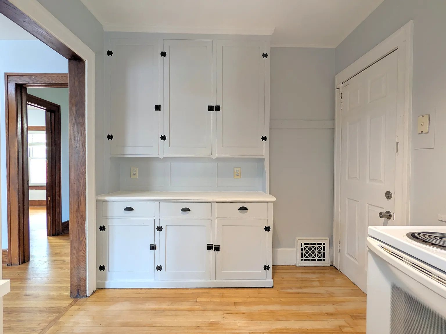 322 Partington Ave - Upper Unit — Photo 3