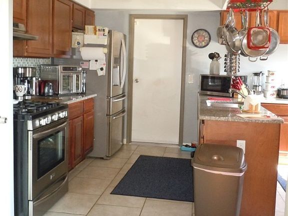 4th image of 128 E 192nd St