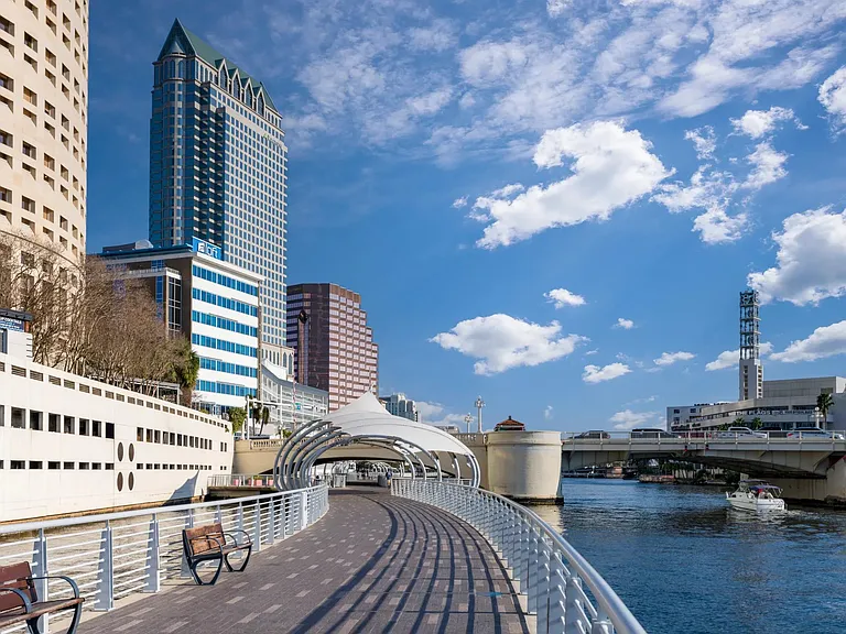 Stroll the Tampa Riverwalk just moments from Modera Encore, connecting you to waterfront views, vibrant culture, and the energy of downtown.
