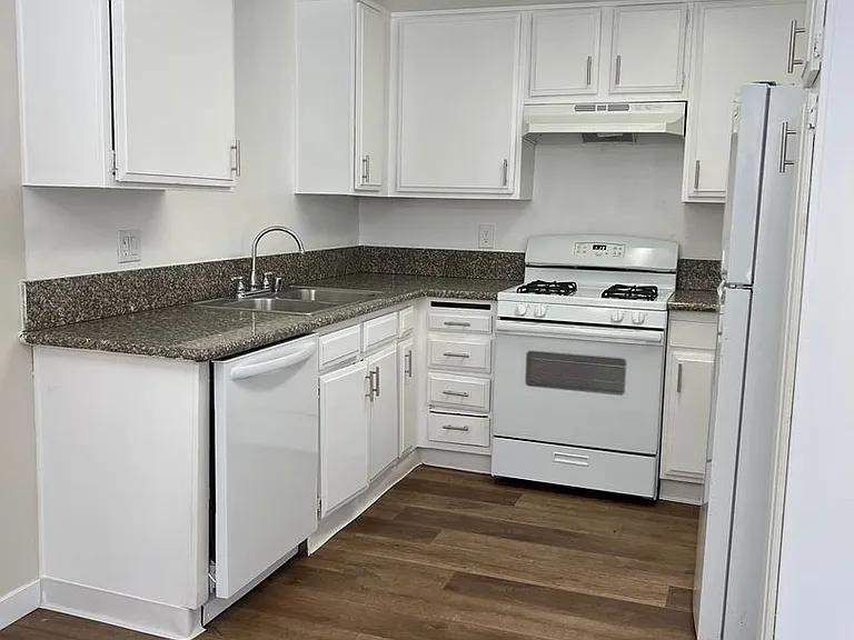 2810 E South St — Photo 10