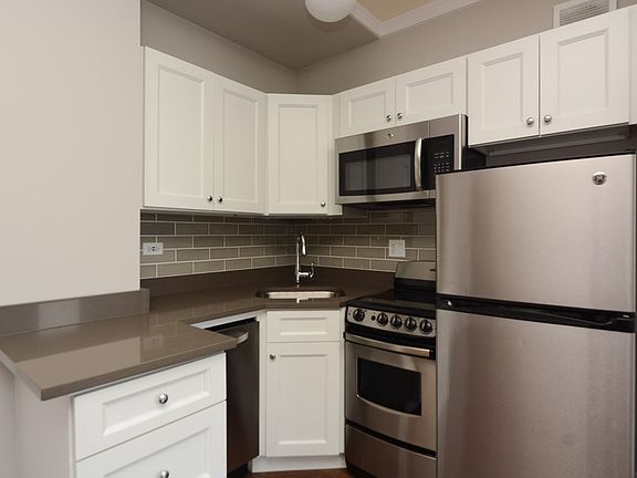 4th image of 817 W Lakeside Pl APT 204