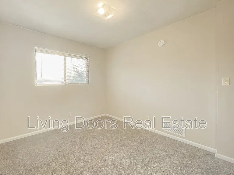 4711 Gladstone St — Photo 14