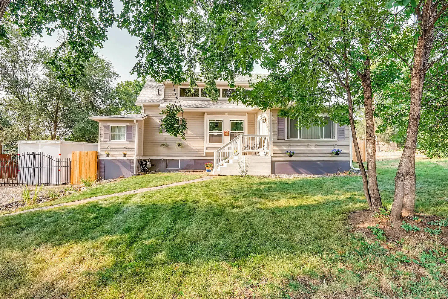 3 bed, 2400 sqft, $2,700 — Photo 1