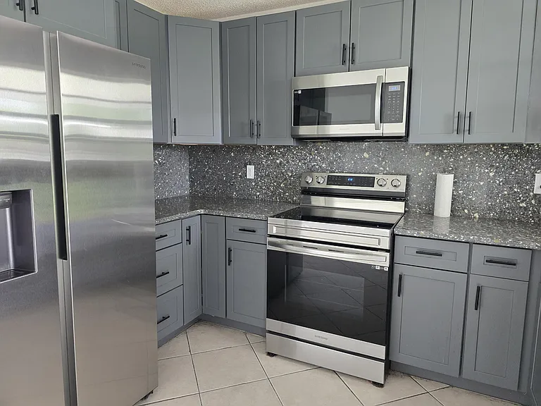 582 NW Sherbrooke Ave — Photo 5