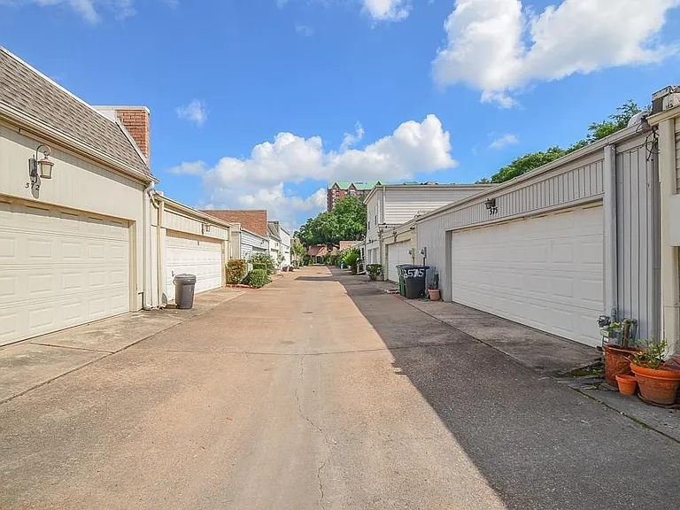 573 N Post Oak Ln — Photo 34