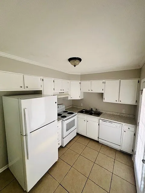 3 bed, 1.5 bath, 1120 sqft, $875 — Photo 2