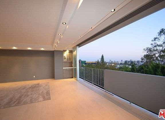 3rd image of 818 N Doheny Dr APT 408
