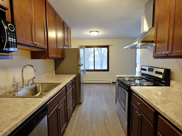 Lakehill Apartments — Photo 8