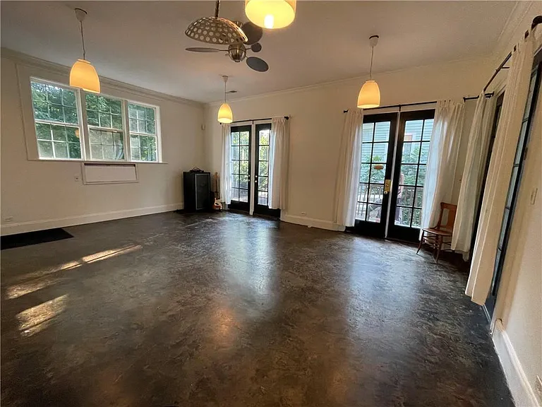 229 Howard St NE — Photo 4