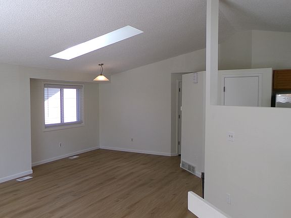 2nd image of 924 Queens Ct