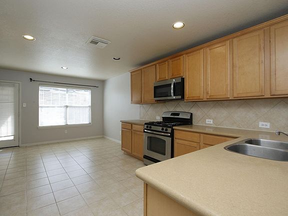 5th image of 718 Sun Lodge Dr