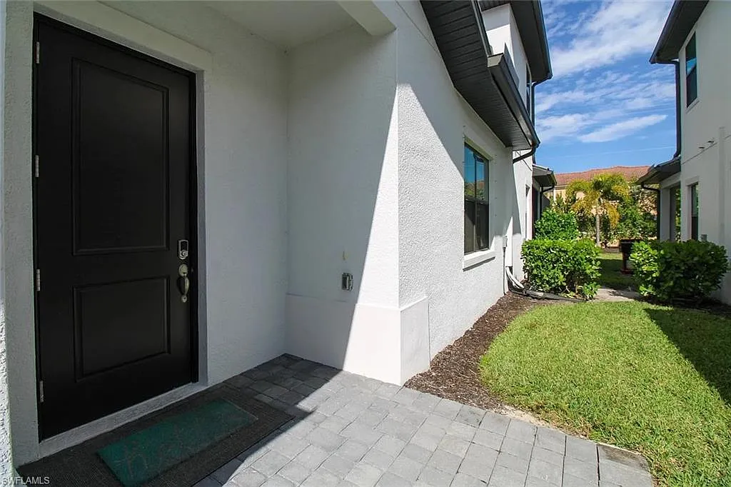 3 bed, 3.0 bath, 2418 sqft, $3,600 — Photo 2