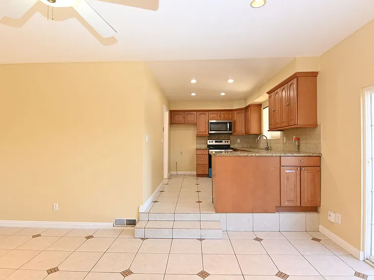 398 Roan St — Photo 11