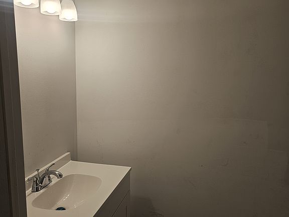 4th image of 1495 Sydney St