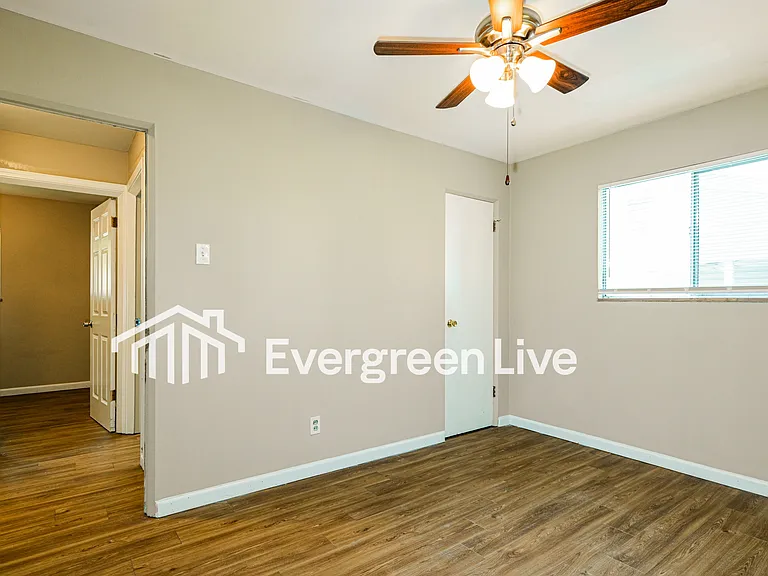 1860 Shirlene Dr — Photo 7