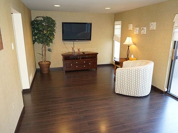 3rd image of 211 Pine Ct
