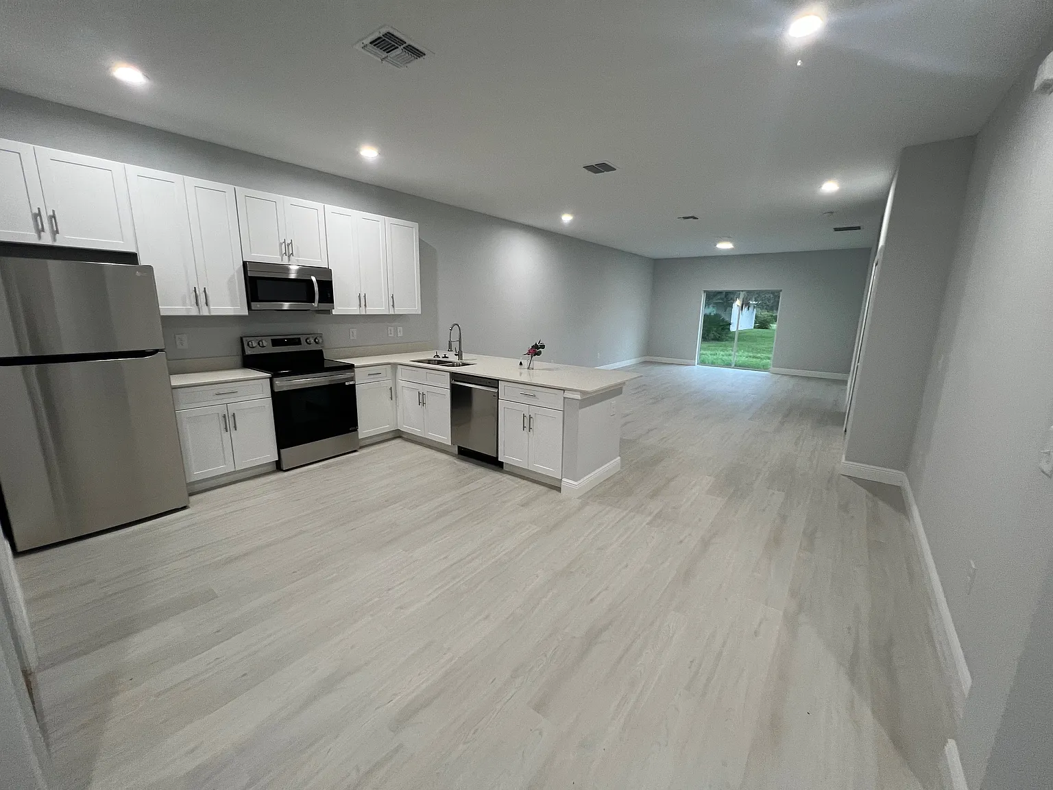 3 bed, 1677 sqft, $1,900 — Photo 3