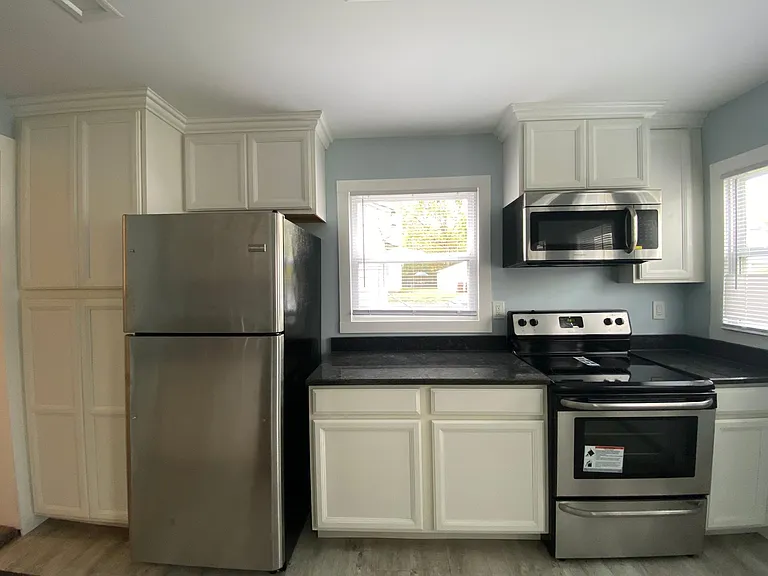 220 W 34th St — Photo 5