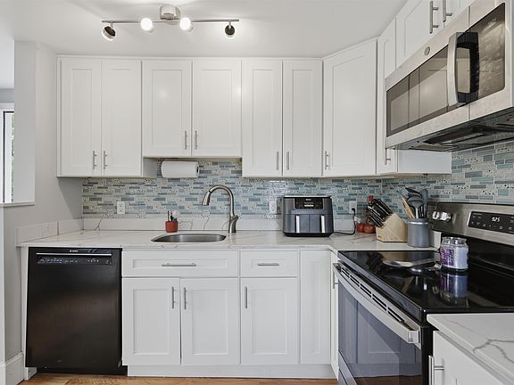 3rd image of 27 Fairview Street