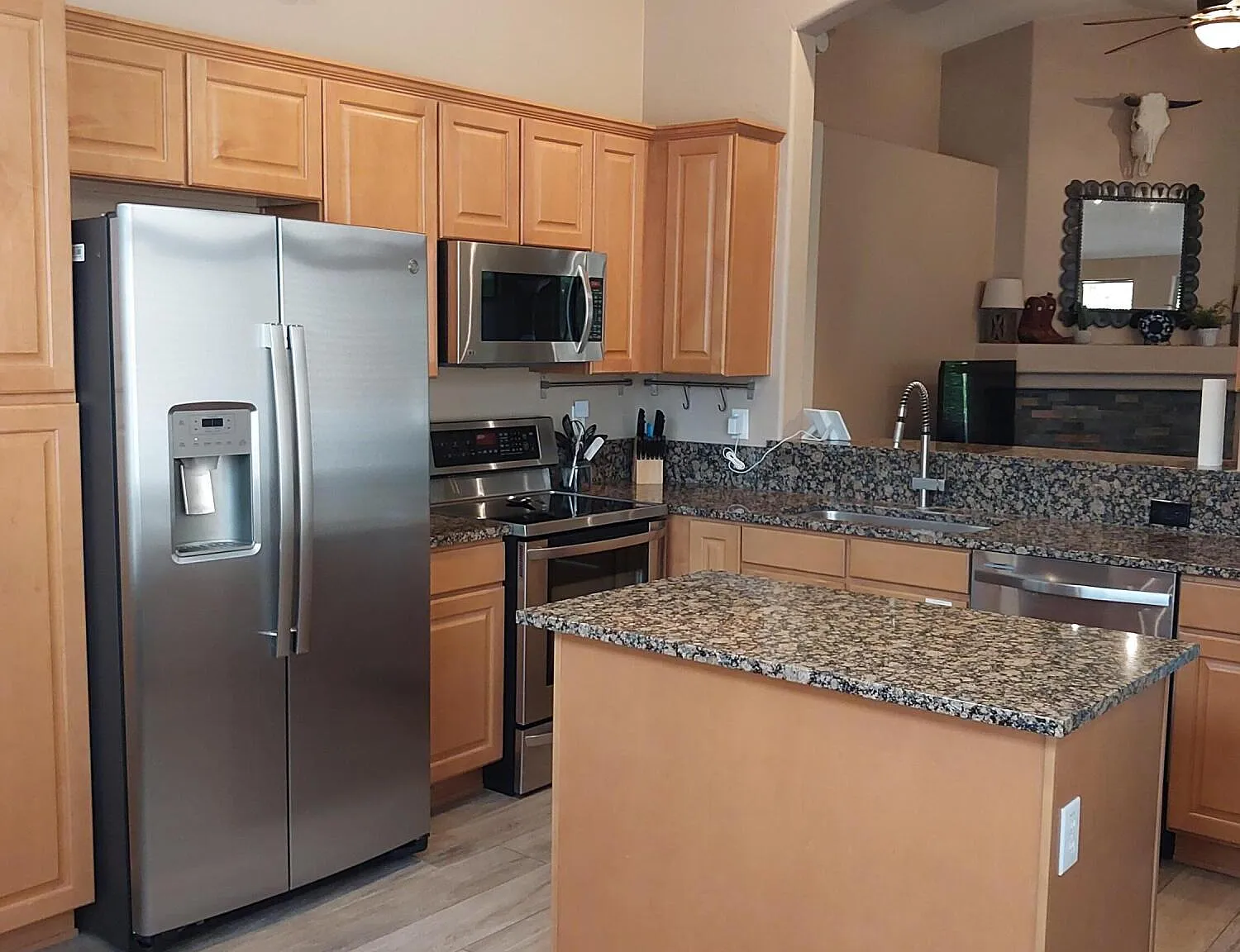 3 bed, 2.0 bath, 1255 sqft, $3,995 — Photo 4