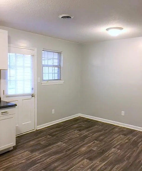 511 Sherwood Ct — Photo 2