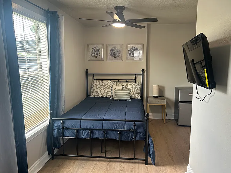Room 1 with private ensuite bathroom