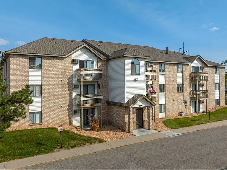 Norway Pines Apartments — Photo 12