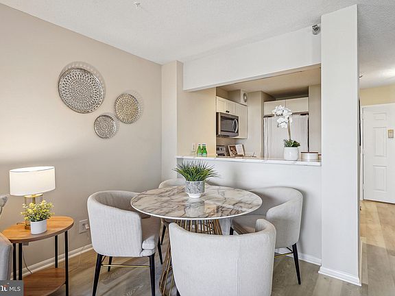 5th image of 900 Stafford St #1102