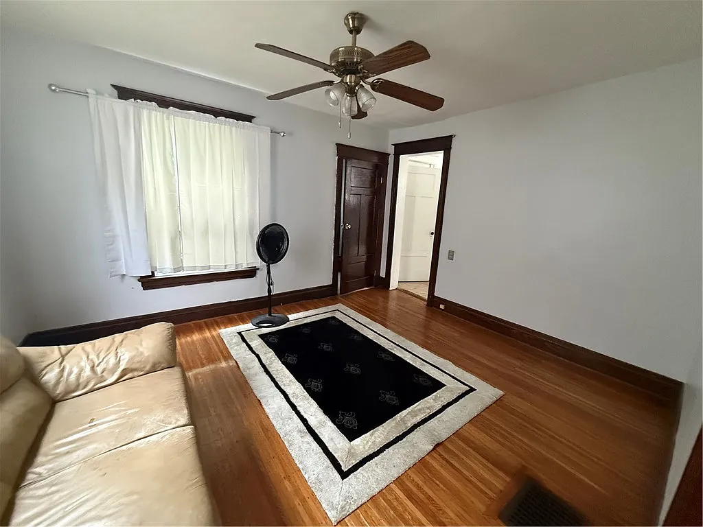 4 bed, 1.5 bath, 1407 sqft, $1,800 — Photo 3