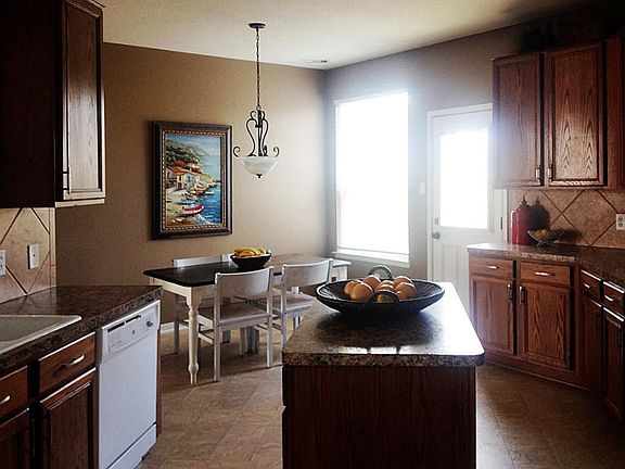 Large Island Kitchen and Breakfast Nook with gorgeous 42Ã¢ wood cabinets, tile backsplash, walk-in c