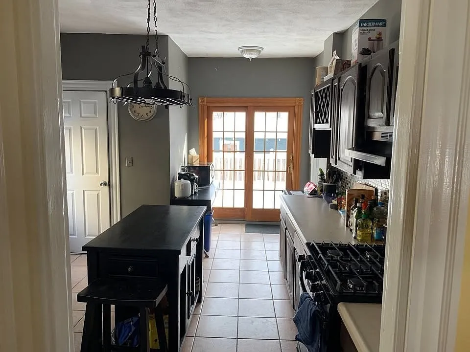 4 bed, 2.5 bath, 2135 sqft, $4,180 — Photo 3