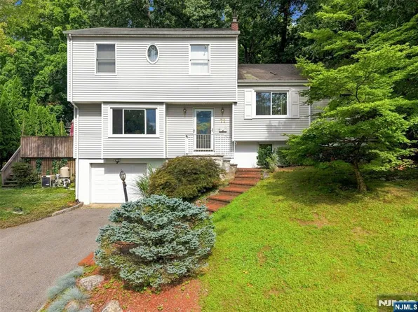 71 Malcolm Rd, Mahwah, NJ 07430