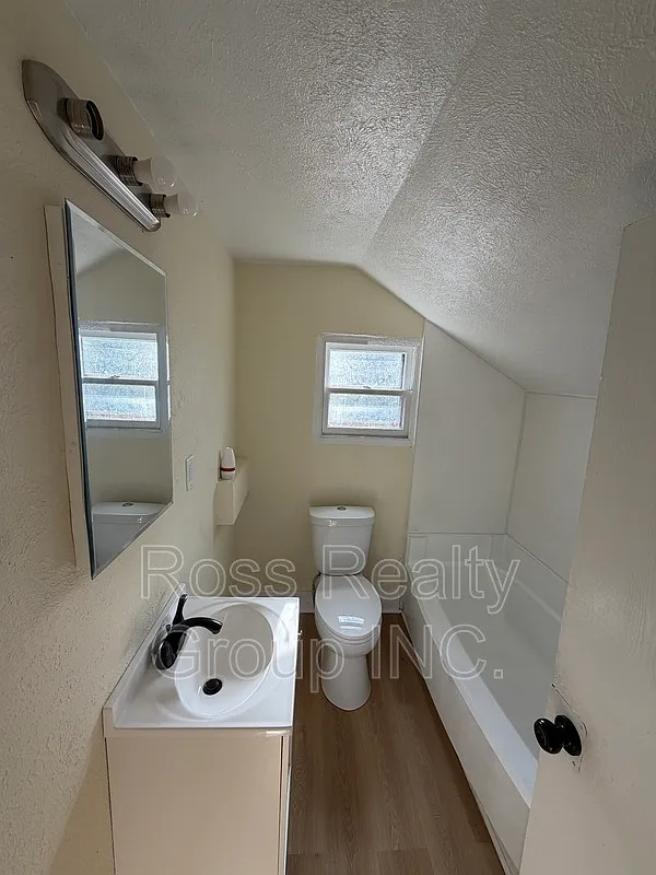2 bed, 1.0 bath, $850 — Photo 4