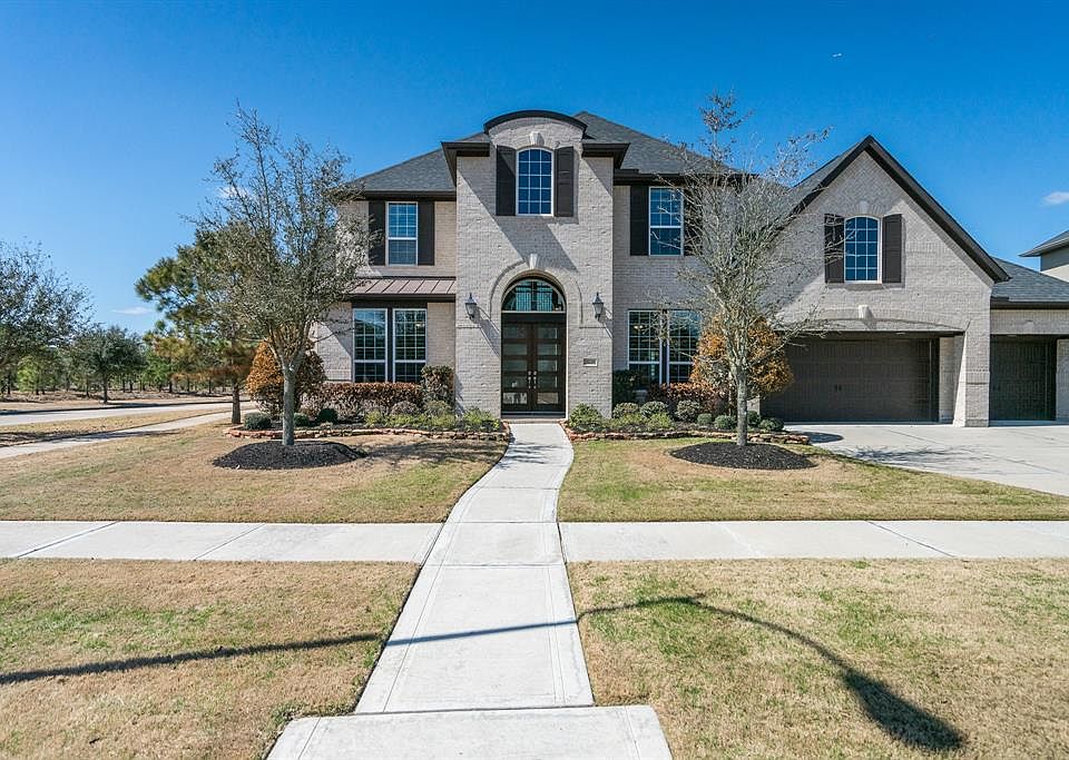 Gorgeous 2-story Trendmaker home located in the highly sought after community of Cross Creek Ranch!