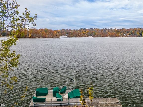 5th image of 2176 Lakeside Dr W