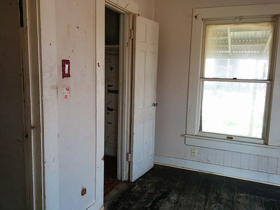 2nd image of 180 Burbank