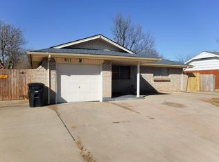 911 SW 1st St, Moore, OK 73160
