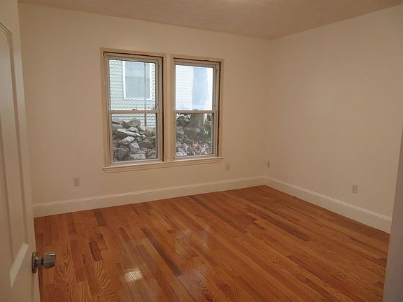 5th image of 543 Essex St
