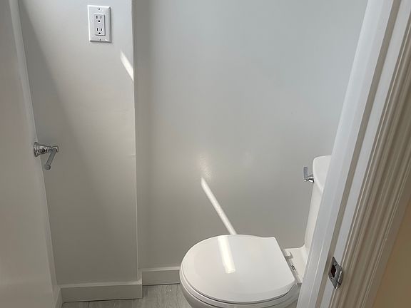 5th image of 216 Montrose Ave APT 2L