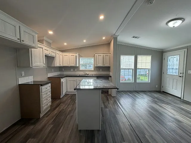 2 bed, 2.0 bath, 864 sqft, $1,785 — Photo 3