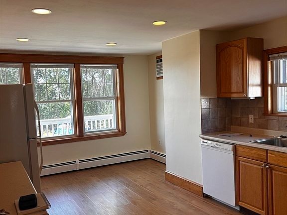 5th image of 109 Coleridge St APT 1