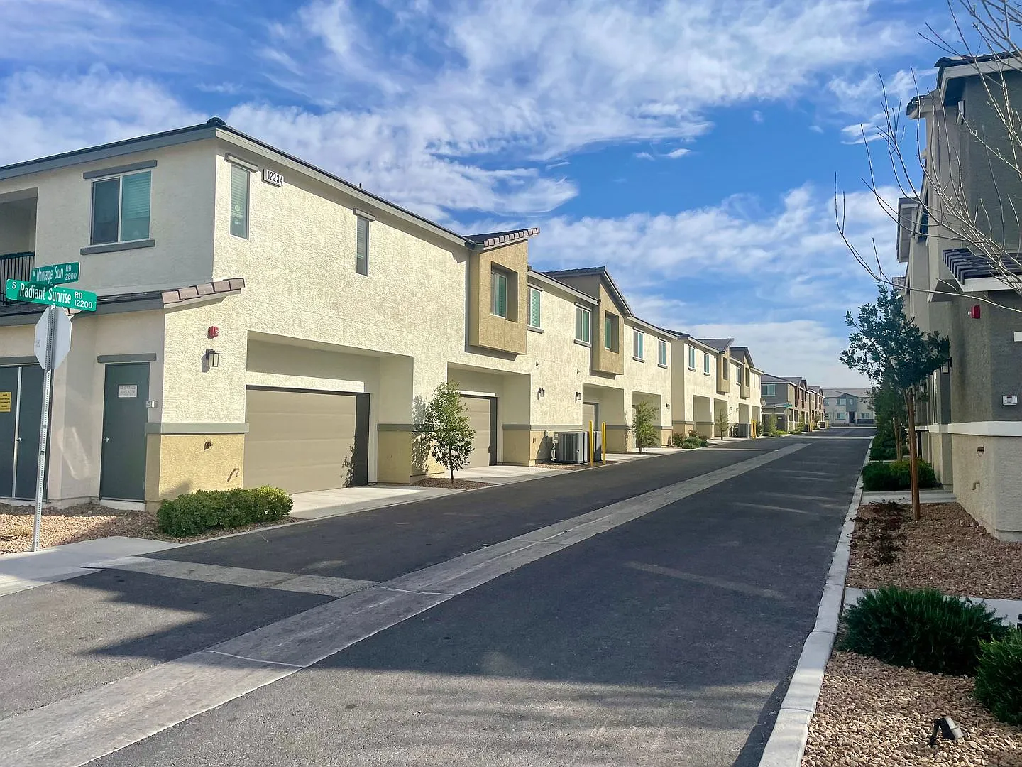 3 bed 2 bath 2 car garage Townhome "On the Strip" South Las Vegas Blvd — Photo 2