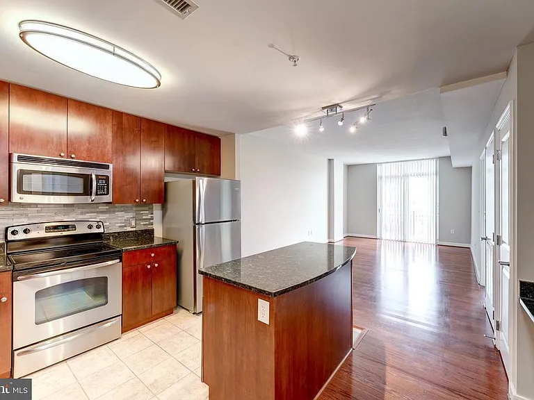 155 Potomac #432 — Photo 8