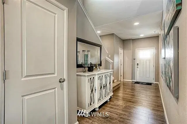 4 bed, 2410 sqft, $3,032 — Photo 3