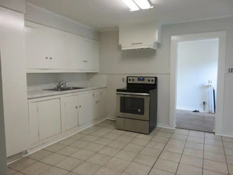 223 Sampson Ave — Photo 2