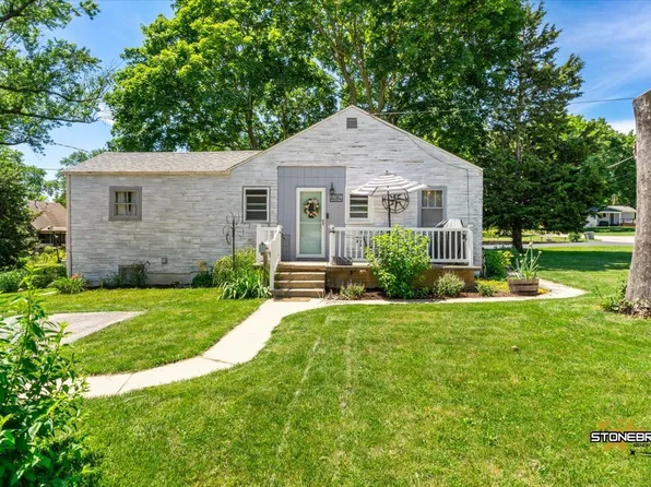 1707 Court St, McHenry, IL 60050