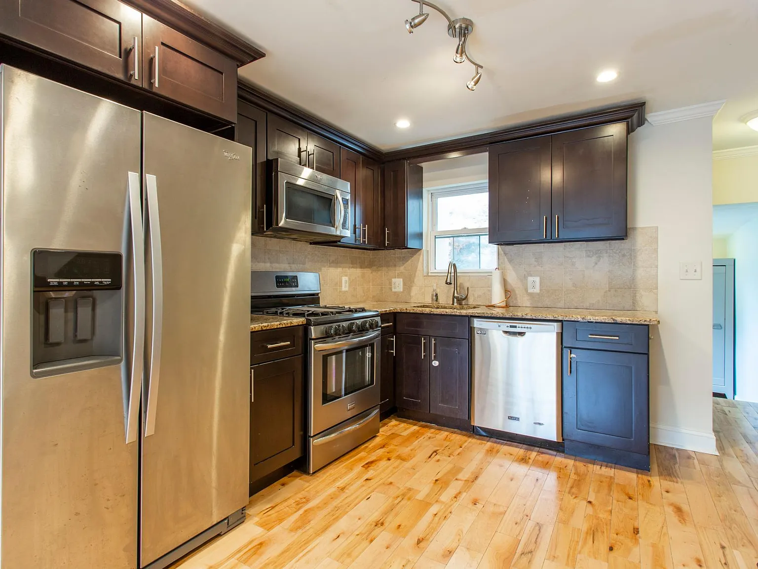 2 bed, 1.5 bath, 750 sqft, $2,400 — Photo 4