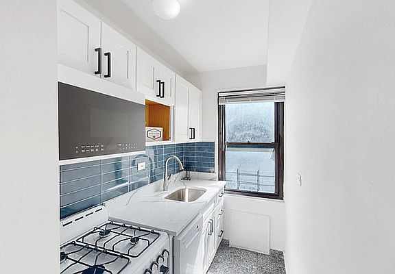 3rd image of 210 E 47th St #3Y